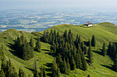Die Berghütte Cousimbert auf dem Gipfel des Bergs namens Cousimbert, Freiburger Voralpen, Kanton Freiburg, Schweiz