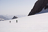 Zwei Skitourengänger sind im Aufstieg unterwegs auf dem Griesgletscher, Lepontinische Alpen, Kanton Wallis, Schweiz