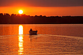 Elektro-Motorboot im Sonnenuntergang, Herreninsel, Chiemsee, Bayern, Deutschland