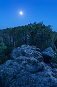 Sandsteinfelsen am Gratweg in den Schrammsteinen im Blau der Dämmerung mit Vollmond, Mittelwinkel, Nationalpark Sächsische Schweiz, Sachsen, Deutschland