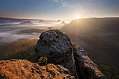 Blick vom Gleitmannshorn über den kleinen Zschand mit Nebel zum Sonnenaufgang  Felsen im Vordergrund, Kleiner Winterberg, Nationalpark Sächsische Schweiz, Sachsen, Deutschland