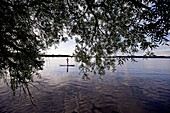 Frau beim Stand Up Paddling auf dem Chiemsee, Chiemgau, Bayern, Deutschland