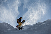 Junge Snowboarderin steht auf einem Berg, Pitztal, Tirol, Österreich