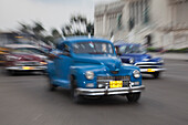 Gezoomte Aufnahme von amerikanischen Oldtimer Autos bei Fahrt vor dem Kapitol, Havanna, Havana, Kuba, Karibik