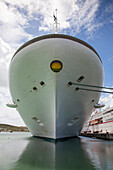 Bug von Kreuzfahrtschiff Emerald Princess (Princess Cruises) an der Pier, St. John, St. John, Antigua, Antigua & Barbuda, Karibik