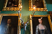 Zu einer Lampe umfunkioniertes Hirschgeweih im Wohnzimmer von Schlosshotel Balfour Castle, Shapinsay Island, Orkney Islands, Schottland, Großbritannien, Europa