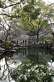 Teich im Yuyuan Garden in der Altstadt, Shanghai, China, Asien