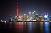 Huangpu Fluss mit Oriental Pearl Tower und Pudong Skyline bei Nacht, Shanghai, China, Asien