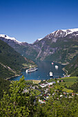 Blick vom Aussichtspunkt Flydalsjuvet auf Kreuzfahrtschiffe im Geirangerfjord, Geiranger, More og Romsdal, Norwegen, Europa