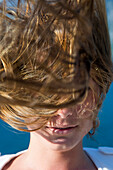 Vom Winde verweht: Haarpracht einer jungen Frau an Bord von Kreuzfahrtschiff MS Deutschland (Reederei Peter Deilmann), nahe Stordal, More og Romsdal, Norwegen, Europa