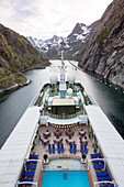 Blick vom Schornstein von Kreuzfahrtschiff MS Deutschland (Reederei Peter Deilmann) während der Einfahrt in den schmalen Trollfjord, Finnmark, Norwegen, Europa