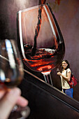 Frau mit Glas Portwein während einer Weinprobe im Keller des Weinguts Burmester, Porto, Norte, Portugal, Europa
