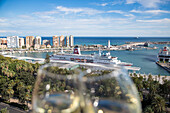Kreuzfahrtschiff MS Deutschland (Reederei Peter Deilmann) an der Pier mit zwei Gläsern Weißwein im Vordergrund, Malaga, Andalusien, Spanien, Europa