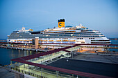 Kreuzfahrtschiff Costa Favolosa (Costa Crociere) am Kreuzfahrtterminal im Hafen in der Abenddämmerung, Palma, Mallorca, Balearen, Spanien, Europa