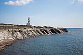 Felsige Küste mit Cap de Favaritx Leuchtturm, Cap de Favaritx, Menorca, Balearen, Spanien, Europa