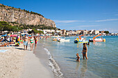 Menschen relaxen am Strand von Mondello an einem Sonntag Vormittag, Mondello, nahe Palermo, Sizilien, Italien, Europa