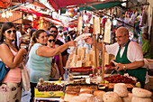 Menschen kaufen Käse an einem Verkaufsstand am Ballaro Markt, Palermo, Sizilien, Italien, Europa