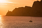 Silhouette von Segelboot und Leuchtturm Faro di Capri bei Sonnenuntergang, Insel Capri, Kampanien, Italien, Europa