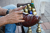 Hände eines Schuhputzers in der Fußgängerzone bei der Arbeit, Alanya, Antalya, Türkei, Europa