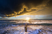 Sonnenuntergang mit Gewitterwolken an der Ostsee im Nationalpark Vorpommersche Boddenlandschaft, Dierhagen, Fischland-Darß-Zingst, Mecklenburg Vorpommern, Deutschland