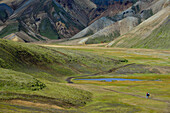 Wanderer-Paar auf dem Trekking Weg Laugavegur vorbei an farbigen Bergen und Lavafeldern, Landmannalaugar, Hochland, Südisland, Island, Europa