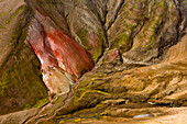 Luftbild (Aerial) von farbigen, vulkanischen Rhyolith-Bergen mit rotem Gestein und rotem Fluss, Geothermalgebiet Landmannalaugar, Laugarvegur, Hochland, Südisland, Island, Europa