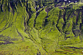 Luftbild (Aerial) von grünen Bergen und Flusstal, Fjallabak, Hochland, Südisland, Island, Europa