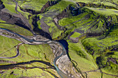 Luftbild (Aerial) von grünen Bergen und Flusstal, Fjallabak, Hochland, Südisland, Island, Europa