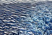 Luftbild (Aerial) von Eisbergen und Gletscherspalten auf dem Eisschild des Vulkans Katla, Gletscher Myrdalsjökull, Hochland, Südisland, Island, Europa