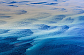 Luftbild (Aerial) mit Detail von den farbenfrohen Mäandern des Glescherflusses Thjorsa auf der Lavaebene (Sander) Landeyarsandur, Atlantiküste, Südisland, Island, Europa