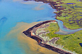 Luftbild (Aerial) des farbenfrohen Ufers des Flusses Ölfussa, bei Eyrarbakki, Südisland, Island, Europa