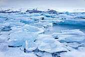 Gletschersee Jökulsarlon mit Eisbergen am Vatnajökull, Breiðamerkursandur zwischen dem Skaftafell-Nationalpark und Höfn, Ostisland, Island, Europa