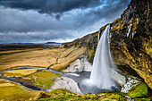 Wasserfall Seljalandsfoss des Flusses Seljalandsa, an der Ringstraße nahe Skogar, unterhalb des Gletschers Eyjafjallajökull, Südisland, Island, Europa