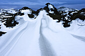 Schneelandschaft und Berge auf Hochebene Hellisheidi (Ölfus) im Winter, Südisland, Island, Europa