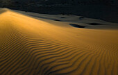 Singende Düne und Sandkrater zu Sonnenuntergang, Wüste im Altyn Emel Nationalpark, Region Almaty, Kasachstan, Zentralasien, Asien