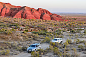 Jeeps in den Aktau Bergen (Weiße Berge), Wüstenlandschaft mit farbigen Sandsteinbergen, Altyn Emel Nationalpark, Region Almaty, Kasachstan, Zentralasien, Asien