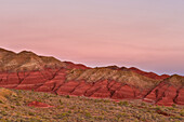 Sonnenuntergang in den Aktau Bergen (Weiße Berge), Wüstenlandschaft mit farbigen Sandsteinbergen, Altyn Emel Nationalpark, Region Almaty, Kasachstan, Zentralasien, Asien