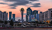 Skyline von Astana mit Bajterek Turm, Khan Shatyr Center und Wolkenkratzern, Nurzhol Boulevard, Stadtzentrum, Hauptstadt Astana, Kasachstan, Zentralasien, Asien
