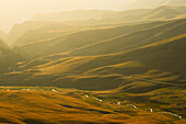 Steppenlandschaft mit Bergketten, Flusslauf und Jurten am Assy Plateau, Region Almaty, Kasachstan, Zentralasien, Asien