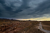 Aufziehendes Gewitter über Weg oberhalb des Scharyn Canyon, Scharyn Nationalpark, Region Almaty, Kasachstan, Zentralasien, Asien