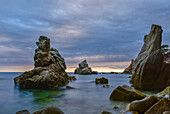 Felsen am Strand von Cala del frares, Sa Caleta, Mittelmeer, Lloret de Mar, Costa Brava, Katalonien, Spanien