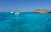 Segelschiffe im türkisen Meer vor der Insel Isla de la Lobos, Parque Nationale de los Lobos, Fuerteventura, Kanaren, Kanarische Inseln, Spanien