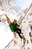 Skibergsteiger seilt sich ab, Neue-Welt-Abfahrt, Zugspitzmassiv, Ehrwald, Tirol, Österreich