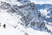 Skifahrer in der Neue-Welt-Abfahrt, Zugspitze, Ehrwald, Tirol, Österreich