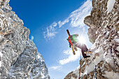 Skibergsteiger seilt sich ab, Neue-Welt-Abfahrt, Zugspitzmassiv, Ehrwald, Tirol, Österreich