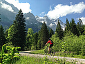 Mountainbiker unterhalb Zugspitze, Grainau, Oberbayern, Deutschland