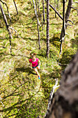 junge Frau joggt im Moorwald, Berg am Starnberger See, Oberbayern, Deutschland