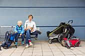 Mutter und Kinder warten an S-Bahn Station, Abreise, Aufbruch in den Urlaub, MR, Leipzig, Sachsen, Deutschland, Europa