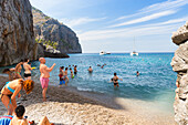 Touristen baden im Meer, Mittelmeer, Badeurlaub, Urlaub, Cala de Sa Calobra, Serra de Tramuntana, Mallorca, Balearen, Spanien, Europa
