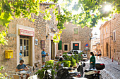 Café bar am Dorfplatz, Freisitz unter schattigen Bäumen, romantisches Bergdorf, Serra de Tramantura, Gasse, Biniaraix, Mallorca, Spanien